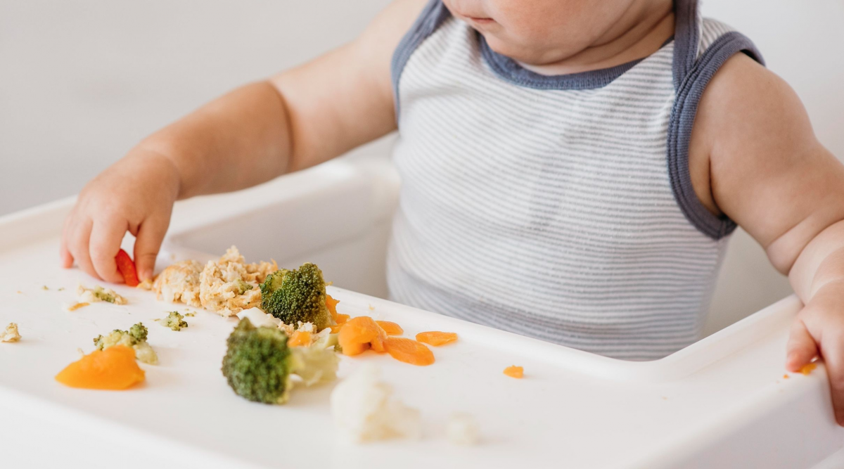 Si kecil sedang makan